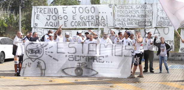 Torcedores do Corinthians protestam na porta do CT - ALE MEIRELLES/ESTADÃO CONTEÚDO