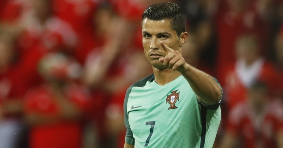 Cristiano Ronaldo comemora gol contra Gales na semifinal da Eurocopa