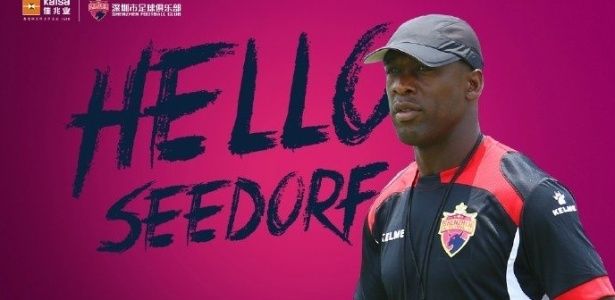 Seedorf em ação como técnico do Shenzhen FC - Divulgação 