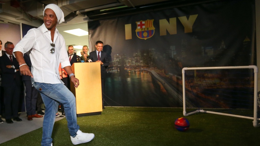 Ronaldinho representa Barcelona em evento em Nova York  - Ed Mulholland/AFP