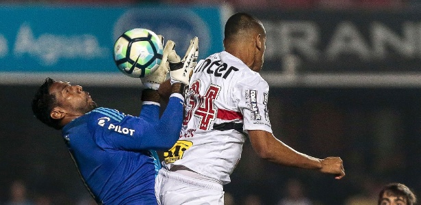 Bruno Alves marcou um dos gols do São Paulo na falha do goleiro Aranha, da Ponte - Ale Cabral/AGIF