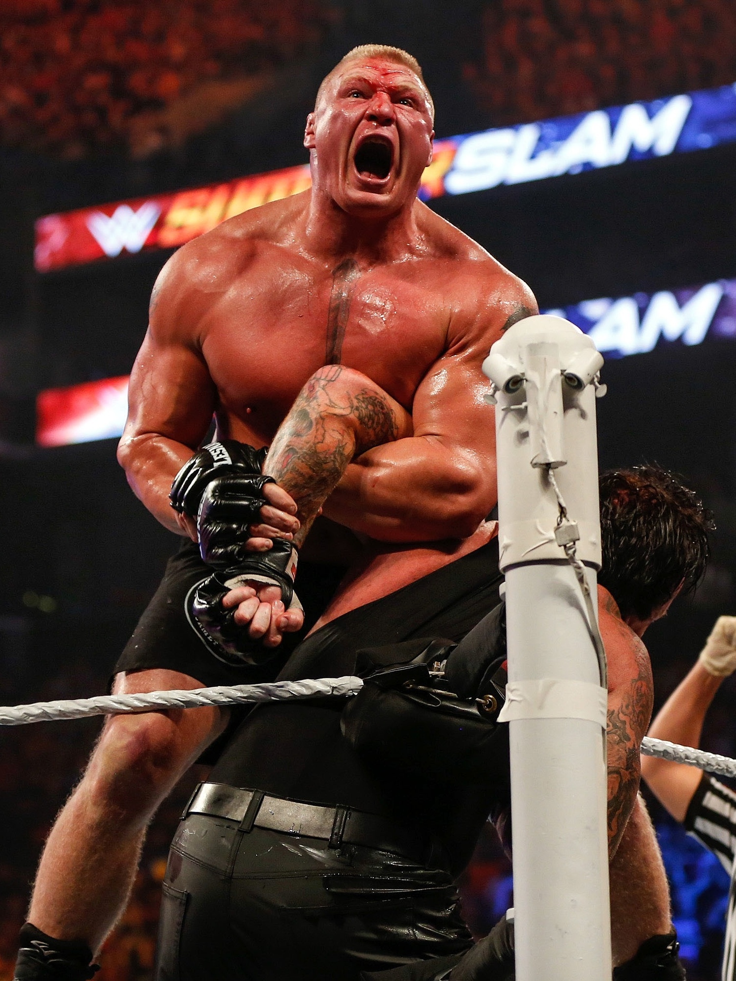 WWE: Cain Velasquez é derrotado por Brock Lesnar em sua estreia