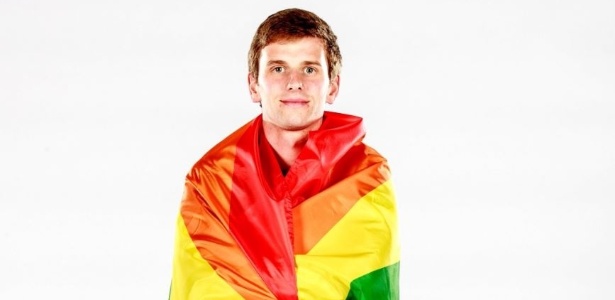 Collin Martin, jogador do Minnesota United, com a bandeira LGBT - Divulgação/Twitter