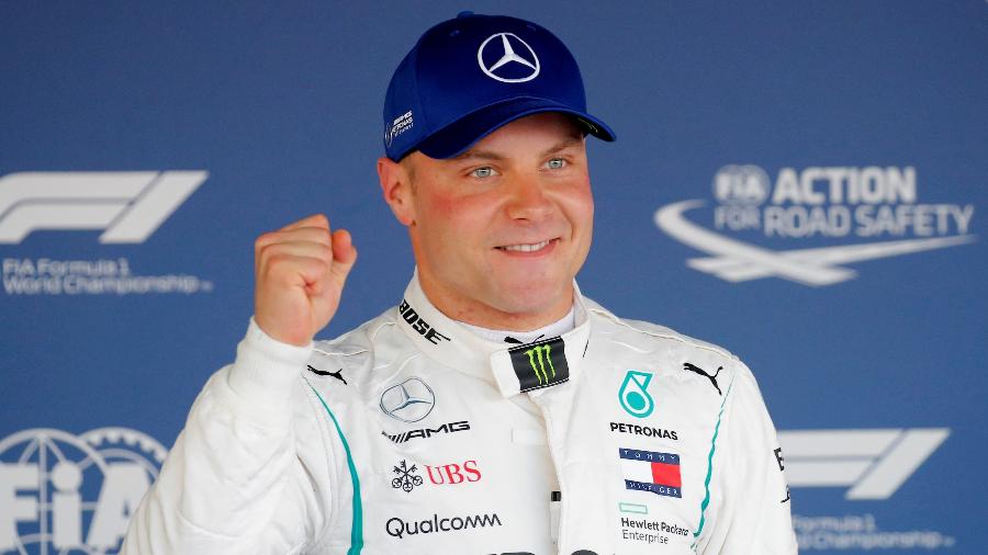 Valtteri Bottas, da Mercedes, larga pela segunda vez na frente de Hamilton - Maxim Shemetov/Reuters