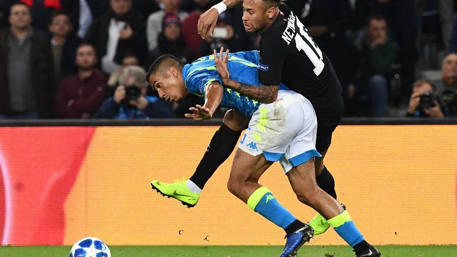 Allan marca Neymar em duelo recente entre Napoli e PSG na Champions League -  Anne-Christine POUJOULAT/AFP
