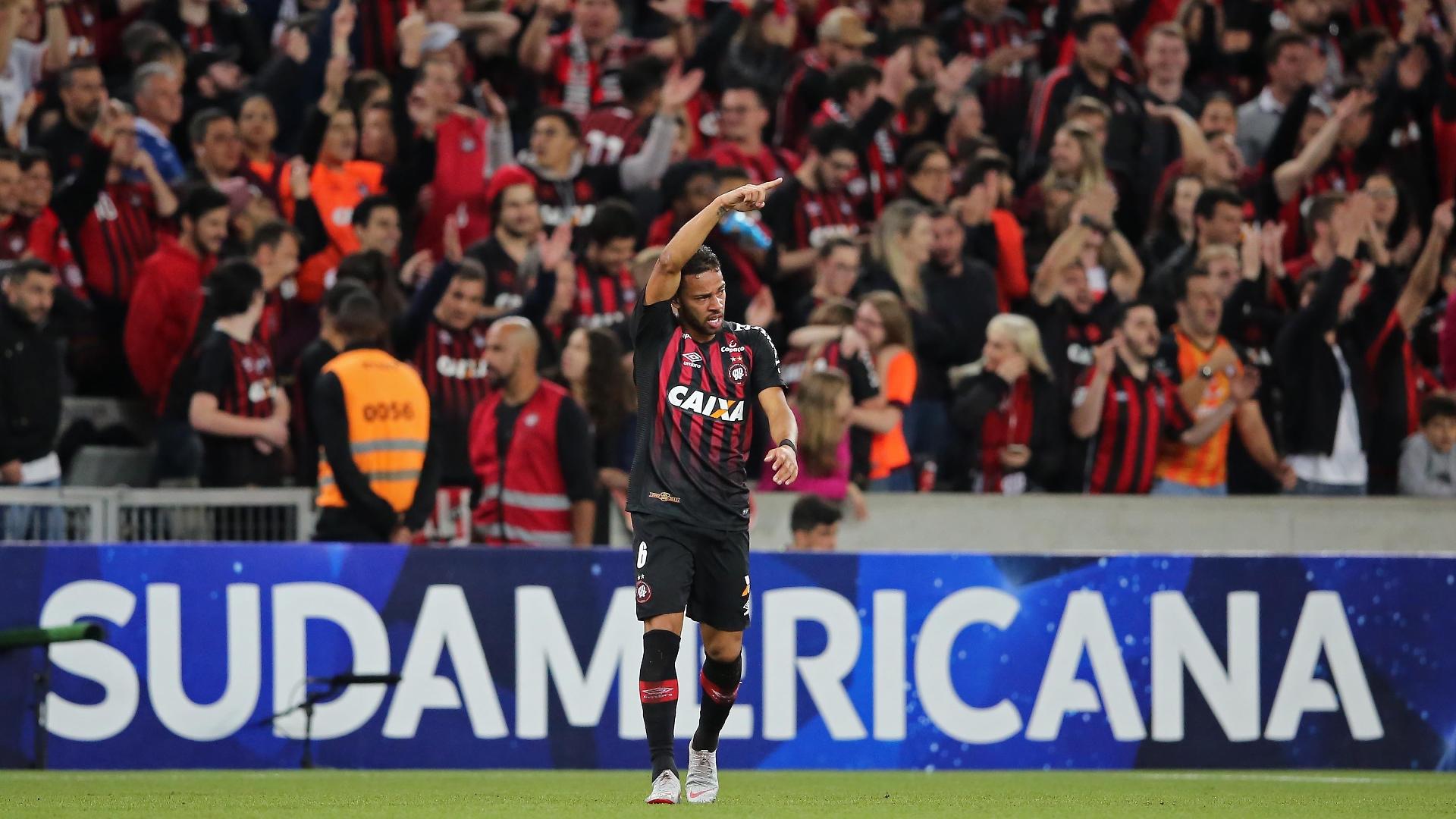 Renan Lodi comemora gol do Atlético-PR em semifinal contra o Fluminense