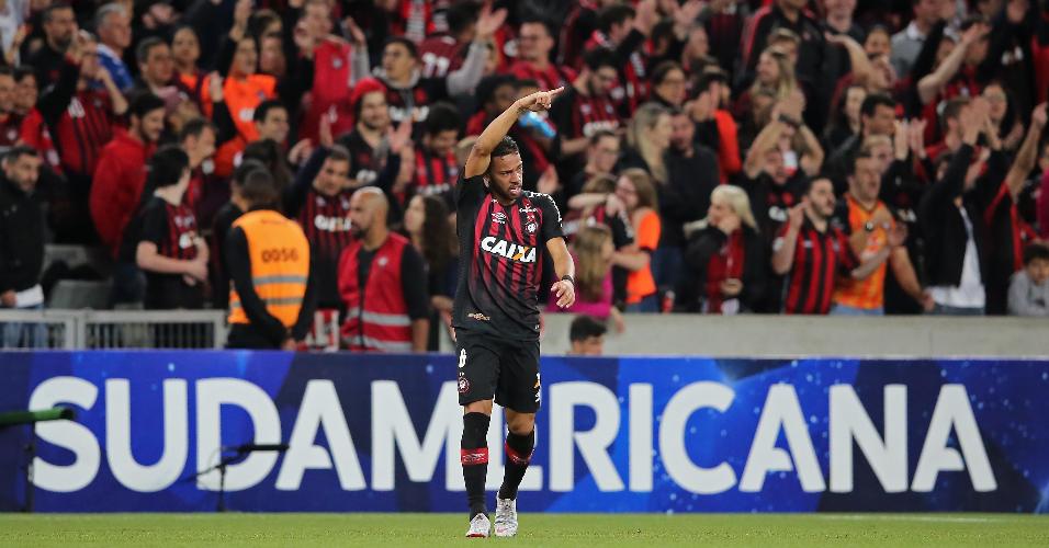 Renan Lodi comemora gol do Atlético-PR em semifinal contra o Fluminense