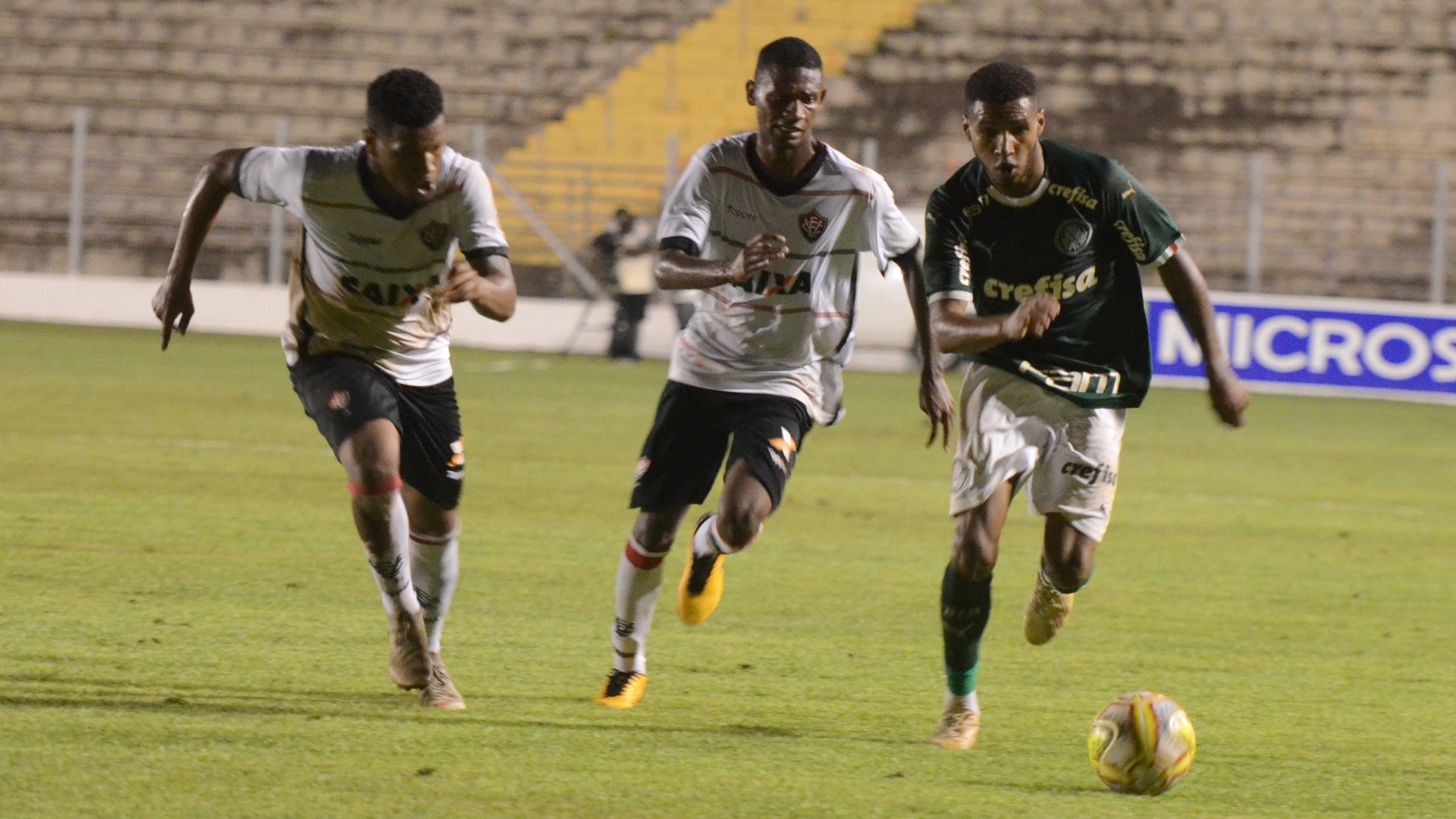 Jogador do Palmeiras encara marcação durante jogo contra o Vitória