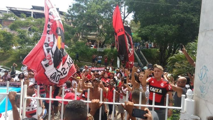 Populares - a maioria rubro-negros - prestam solidariede no enterro de Samuel Thomas - Adriano Wilkson / UOL Esporte - Adriano Wilkson / UOL Esporte