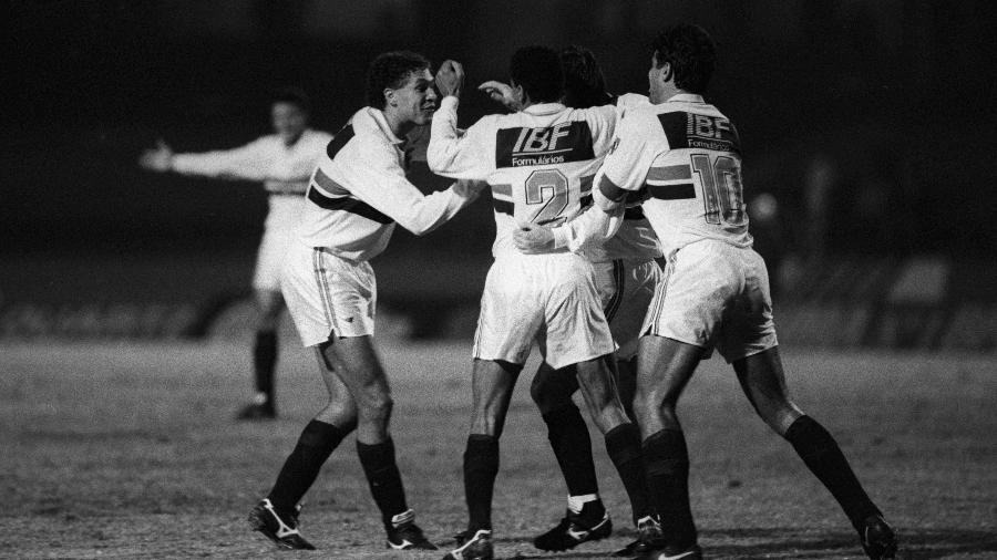 São Paulo em ação na temporada 1993: equipe buscou virada histórica na Libertadores - Sérgio Tomisaki/Folhapress