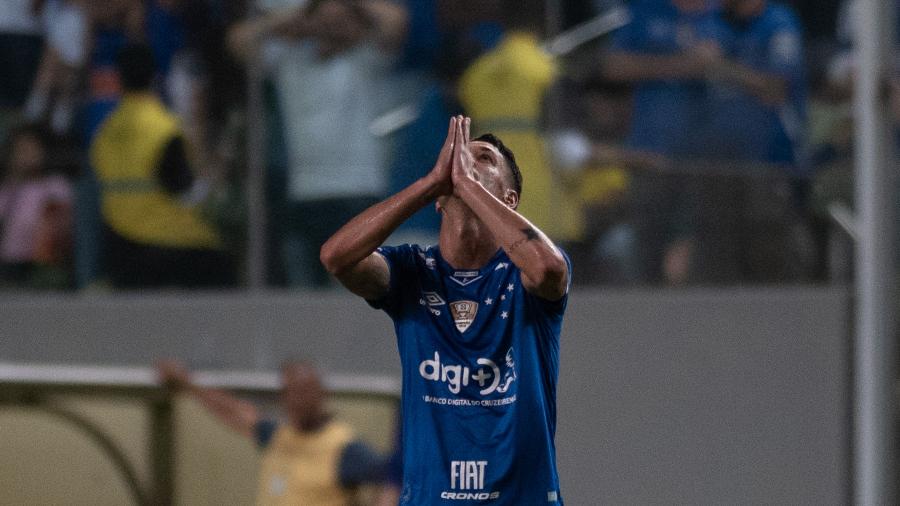 Thiago Neves comemora gol do Cruzeiro contra a Chapecoense - Marcelo Alvarenga/AGIF