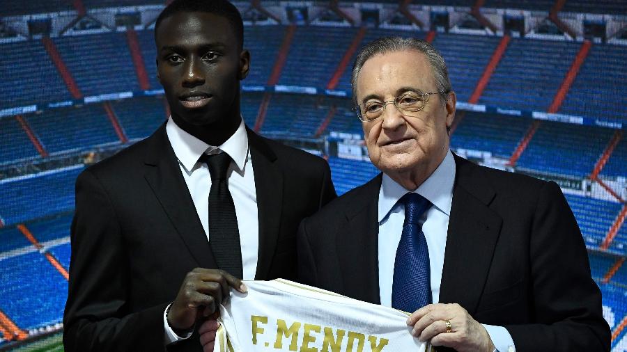 Ferland Mendy posa ao lado de Florentino Pérez, presidente do Real Madrid - OSCAR DEL POZO/AFP