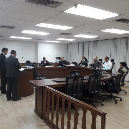 Michel Assef (à esq.), advogado do Fla, e Paulo Rubens (à dir.), advogado do Vasco, em julgamento no STJD - Alexandre Araújo / UOL - Alexandre Araújo / UOL