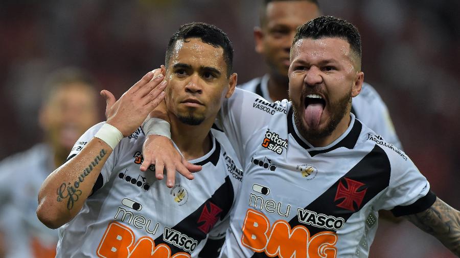 Yago Pikachu e Rossi comemoram gol do Vasco, contra o Flamengo, no empate épico em 4 a 4 no Maracanã - Thiago Ribeiro/AGIF