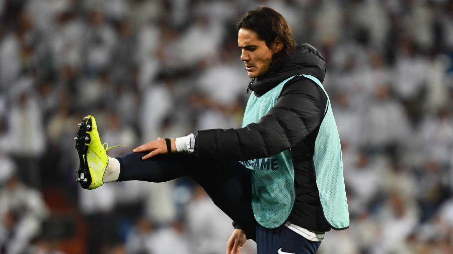 Cavani não passou da etapa de aquecimento durante o confronto entre PSG e Real Madrid - GABRIEL BOUYS / AFP