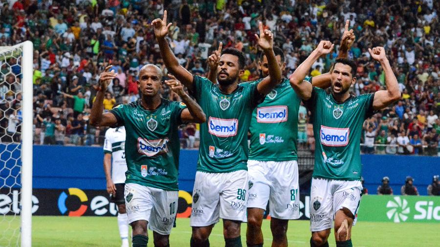 Jogadores do Manaus comemoram gol de Rossini que eliminou o Coritiba da Copa do Brasil - PAULO BINDA /MYPHOTO PRESS/ESTADÃO CONTEÚDO
