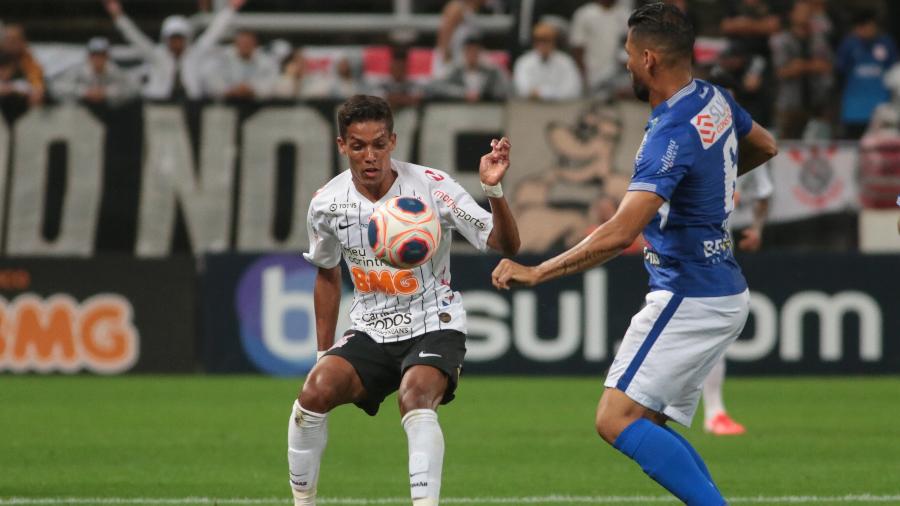 Pedrinho em ação pelo Corinthians contra o Santo André, última partida que o meia entrou em campo  - Marcello Zambrana/AGIF