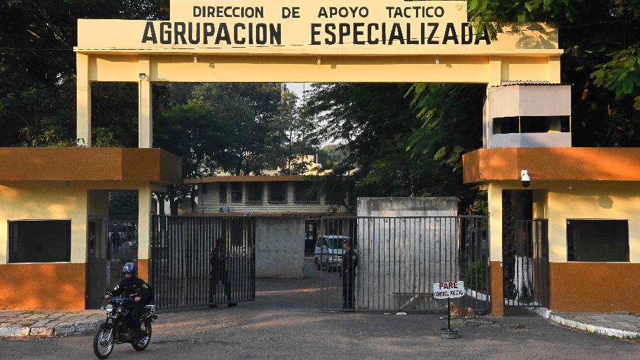 Ronaldinho e seu irmão Roberto Assis estão detidos na "Agrupacion Especializada" do Paraguai desde o dia 6 de março - NORBERTO DUARTE/AFP