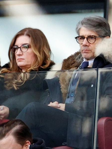 29/02/2020 - A vice-presidente do West Ham, Karren Brady, assiste partida do time ao lado do marido Paul Peschisolido - John Sibley/Action Images via Reuters