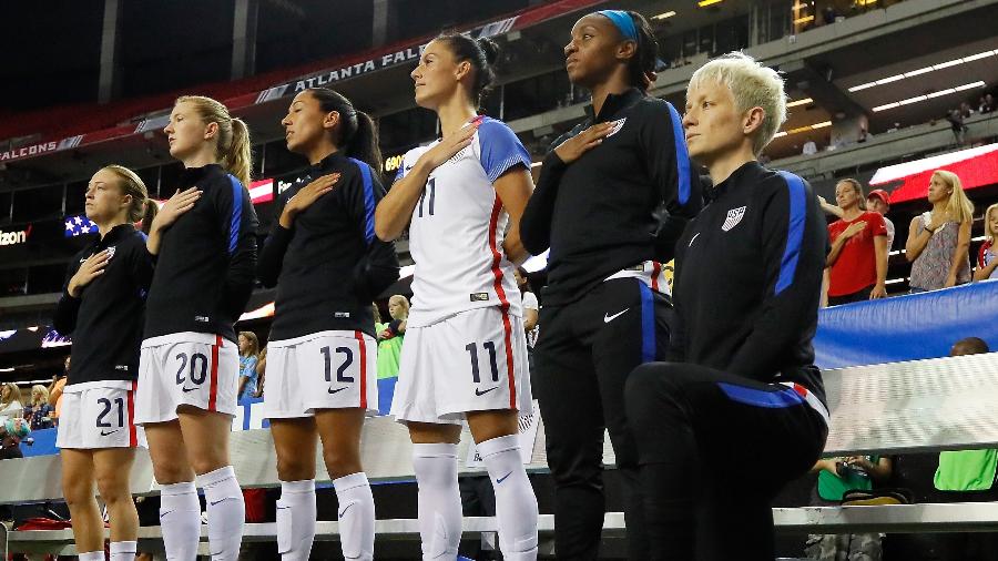 Megan Rapinoe se ajoelha durante o Hino Nacional antes da partida entre os Estados Unidos e a Holanda - Kevin C. Cox/GETTY IMAGES NORTH AMERICA/AFP