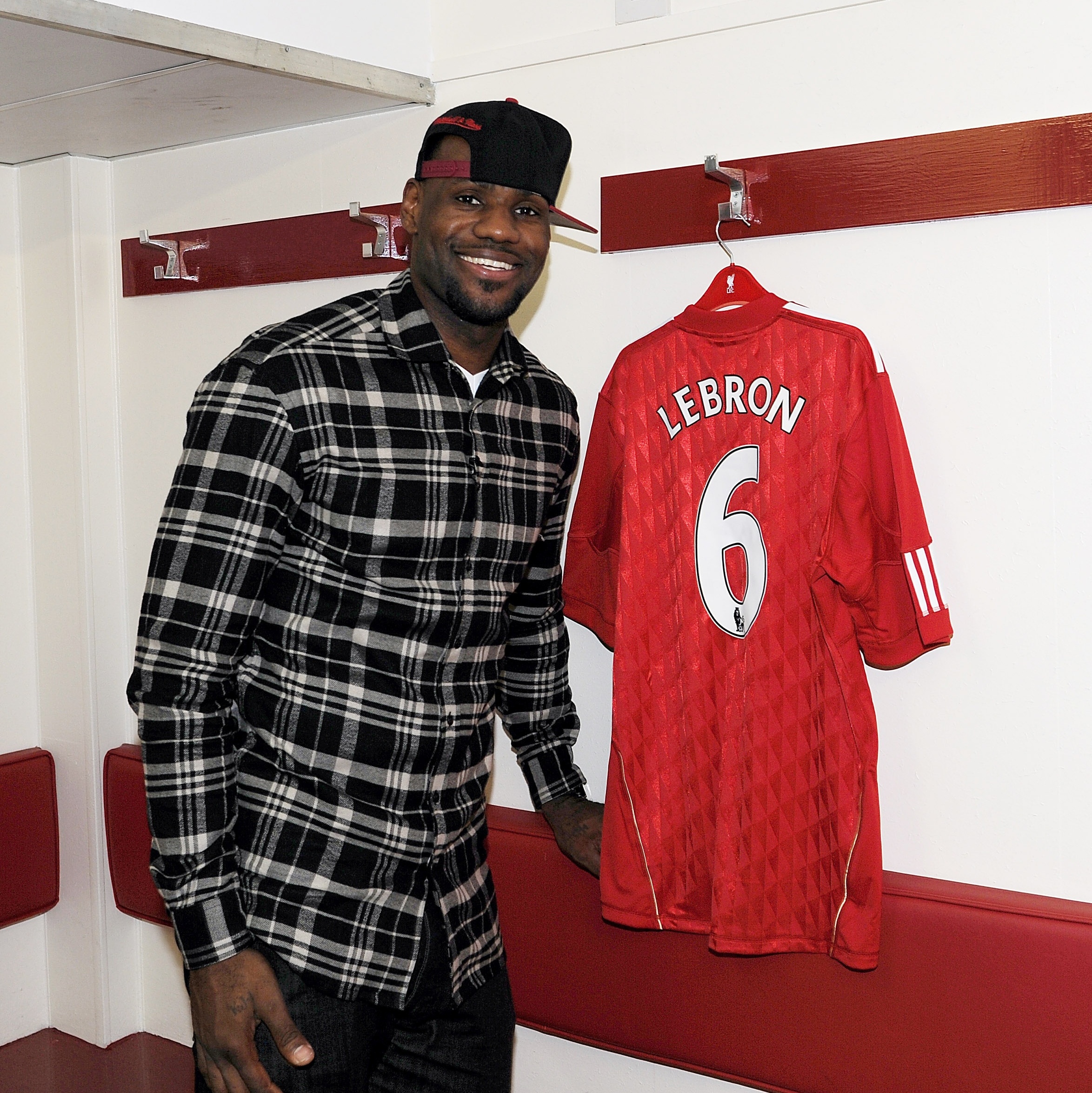 Nova Camisa Liverpool e Lebron James 2023/24