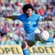 Diego Maradona chuta a gol com a camisa do Napoli em 26 de outubro de October 1986 - Etsuo Hara/Getty Images