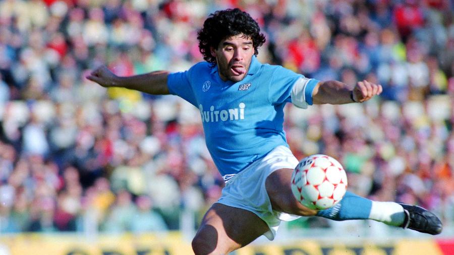 Diego Maradona chuta a gol com a camisa do Napoli em 26 de outubro de 1986  - Etsuo Hara/Getty Images