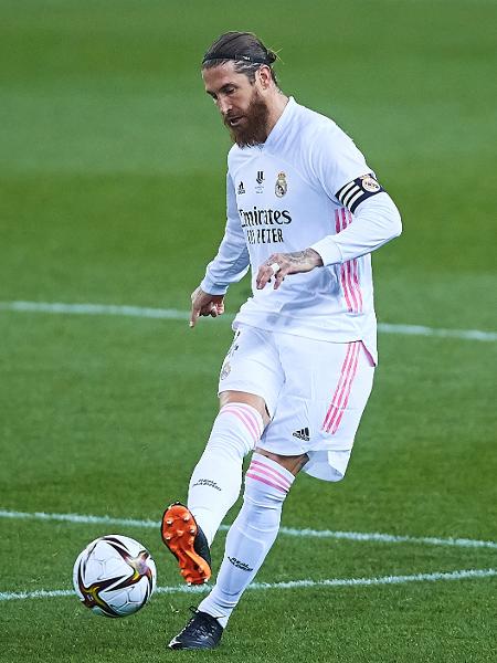 Sergio Ramos durante jogo do Real Madrid contra o Athletic Bilbao; jogador tem problemas no joelho - Fran Santiago/Getty Images