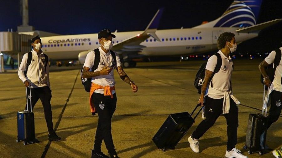 Delegação do Atlético-MG viajou na noite desta segunda-feira (17) para Assunção, no Paraguai - Pedro Souza/Atlético