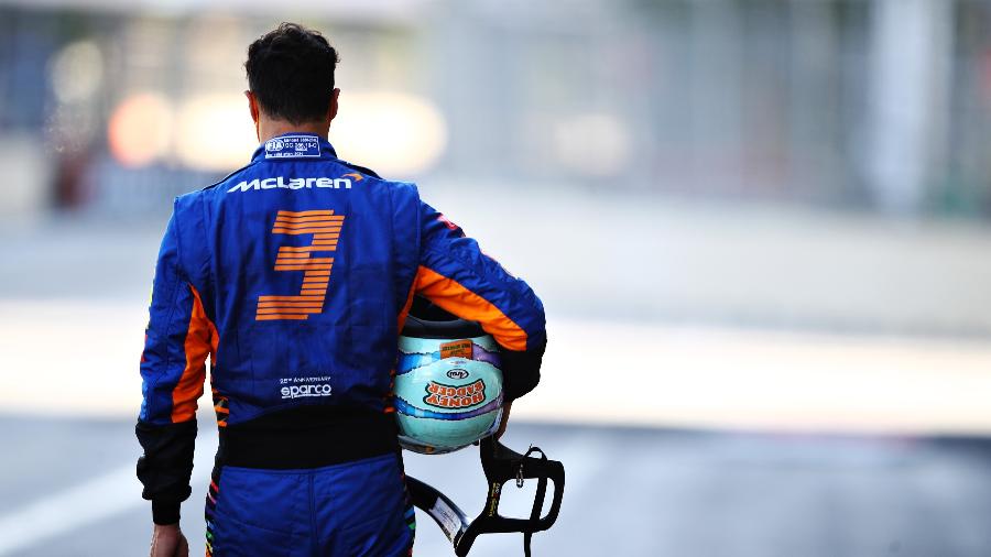 Daniel Ricciardo caminha após bater o carro na classificação para o GP do Azerbaijão - Mark Thompson/Getty Images