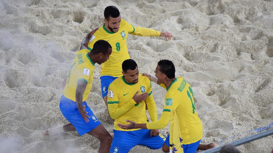 Brasil vence Belarus por 5 a 0 e vai às quartas de final no futebol de areia -  Octavio Passos - FIFA/Getty Images
