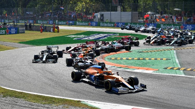 Daniel Ricciardo, da McLaren, assumiu a liderança da corrida após a largada - Jennifer Lorenzini/Reuters - Jennifer Lorenzini/Reuters