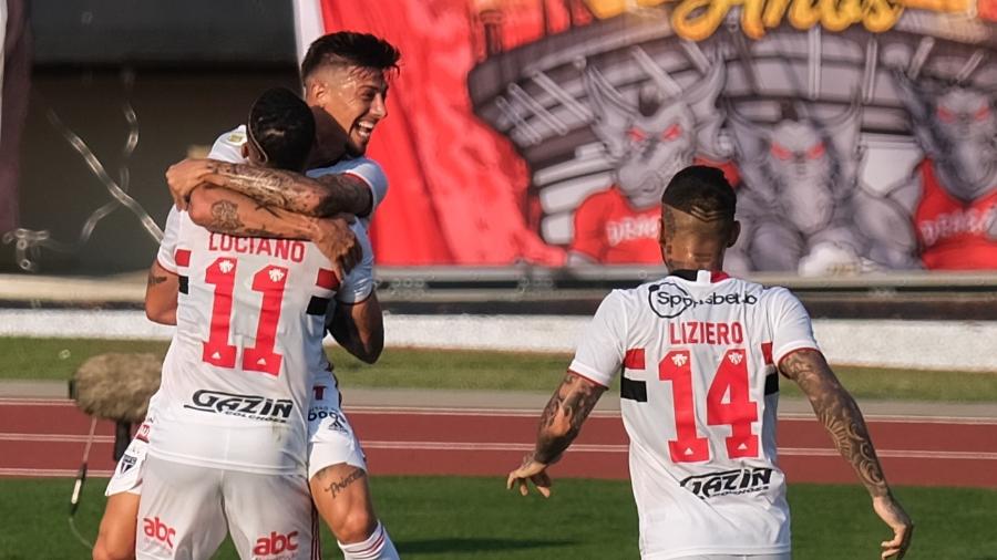 Rigoni comemora com Luciano e Liziero seu gol contra o Atlético-GO - Marcello Zambrana/AGIF