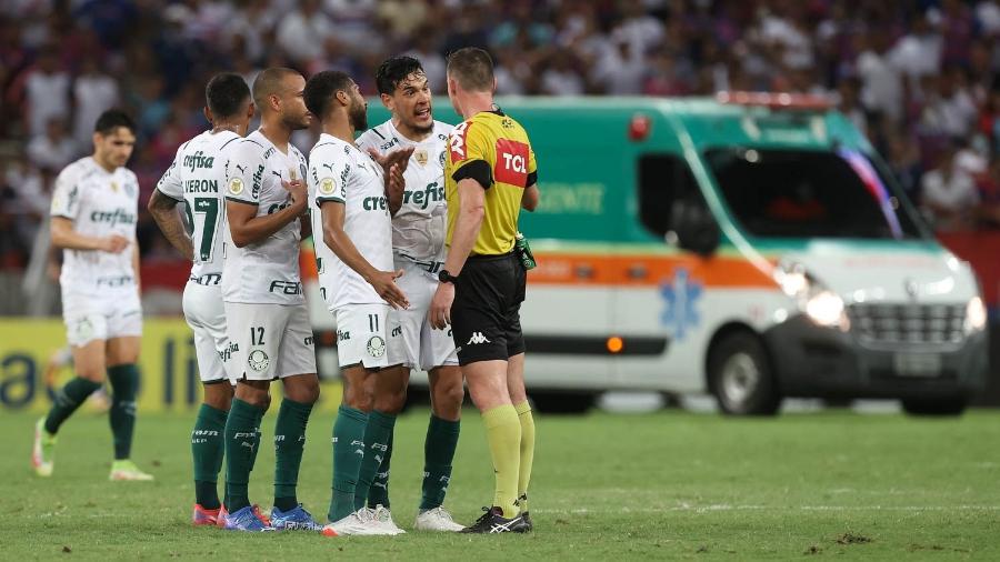 Jogadores do Palmeiras reclamam com a arbitragem durante jogo contra o Fortaleza - Cesar Greco/Palmeiras