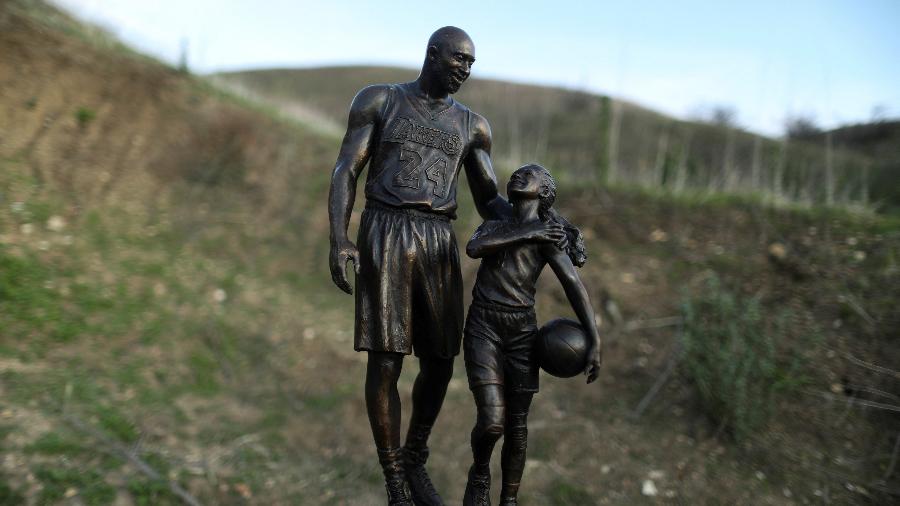 Estátua de Kobe e Gianna Bryant, em Calabasas, nos Estados Unidos - REUTERS/David Swanson