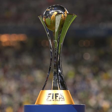 Troféu do Mundial de Clubes é exibido no gramado antes de Chelsea x Palmeiras