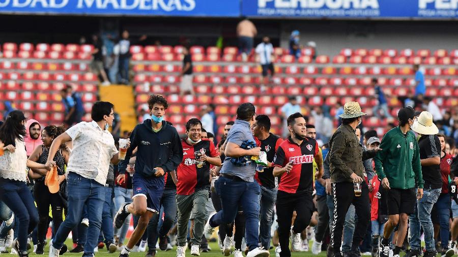 Briga generalizada entre torcedores de Querétaro e Atlas deixou mais de 26 feridos - AFP