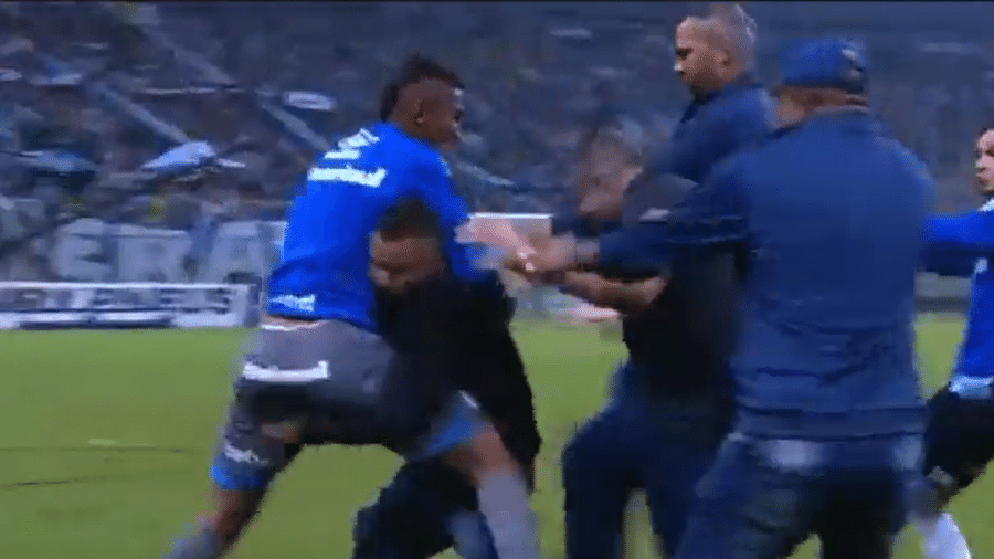 Um funcionário terceirizado da Arena Grêmio invadiu o gramado, provocou gremistas e brigou com jogadores no Gre-Nal 437 - Reprodução/Internet