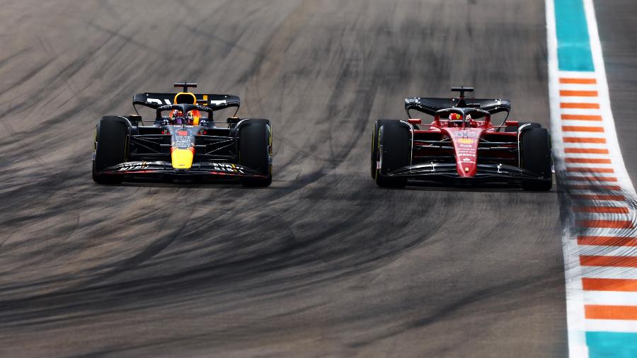 Max Verstappen ultrapassa Charles Leclerc na abertura da nona volta do GP de Miami - Mark Thompson/Getty Images/Red Bull