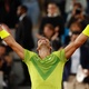 Nadal destrói prognósticos, bate Djokovic e vai à semi em Roland Garros