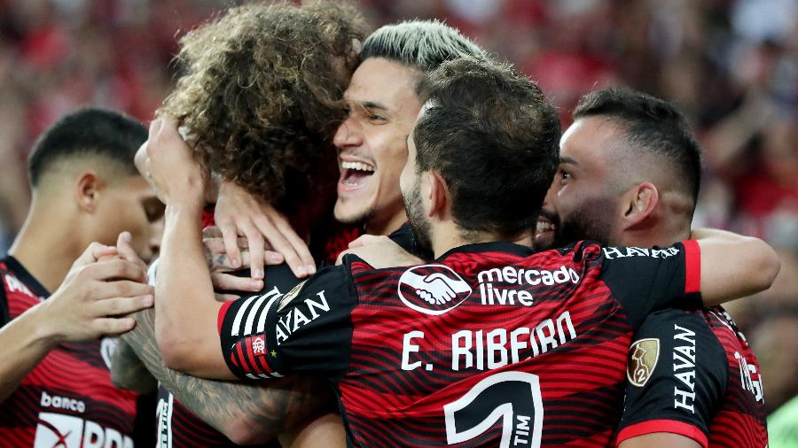 Jogadores do Flamengo abraçam Pedro após atacante marcar no duelo da equipe brasileira diante do Tolima - Sergio Moraes/Reuters