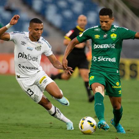 João Lucas, do Cuiabá, disputa lance com Madson, do Santos, em jogo pelo Brasileirão -  Gil Gomes/AGIF