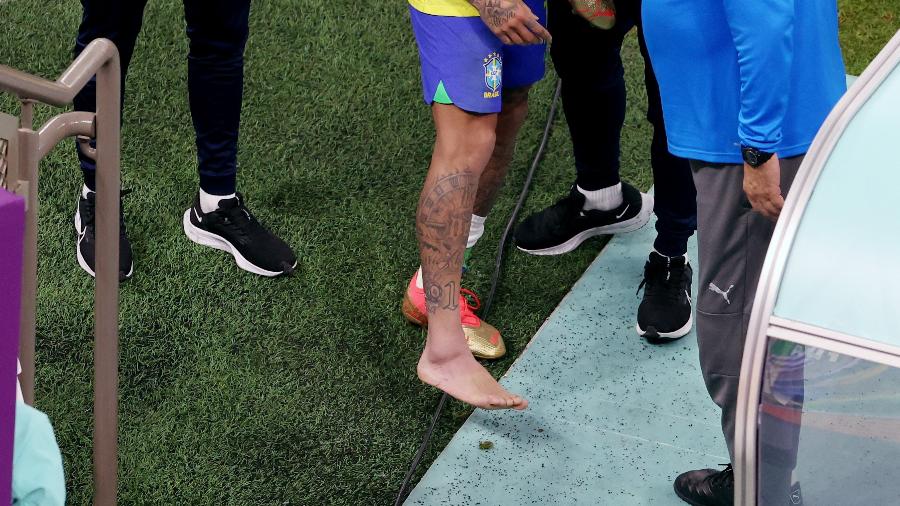 Neymar mostra tornozelo inchado depois de Brasil x Sérvia, na estreia da seleção na Copa do Mundo - REUTERS/Molly Darlington