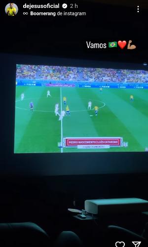 Gabriel Jesus posta foto assistindo a jogo entre Brasil x Croácia