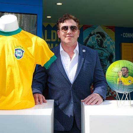 Alejandro Domínguez, presidente da Conmebol, ao lado de camisa da seleção com três corações em homenagem a Pelé - Divulgação/Conmebol