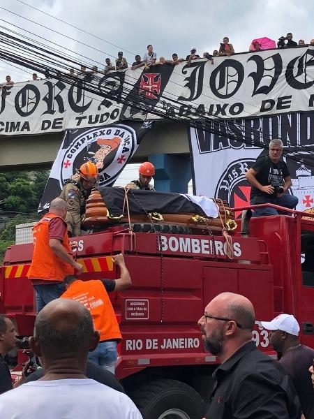 Corpo de Dinamite foi levado pelo corpo de bombeiros ao cemitério para sepultamento - Foto: Bruno Braz/UOL