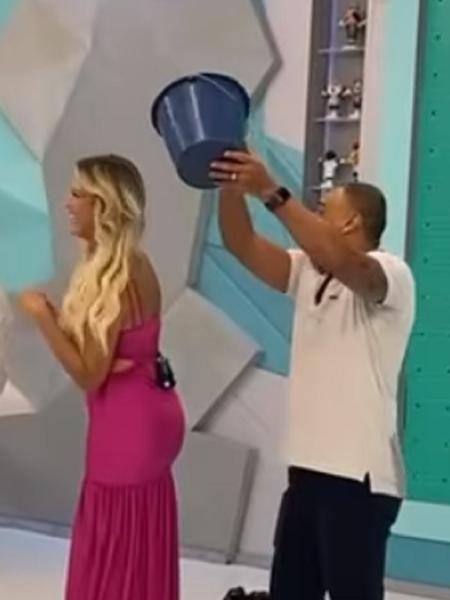 Denilson ameaça jogar balde cheio de água em Renata Fan, no Jogo Aberto - Reprodução/Instagram
