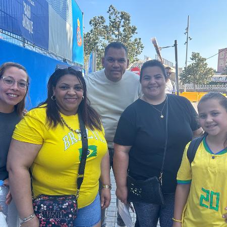 Torcedores da seleção brasileira em frente ao CT do Espanyol - Thiago Arantes/UOL