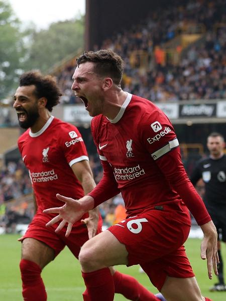 Robertson e Salah comemoram gol do Liverpool contra o Wolverhampton pela Premier League