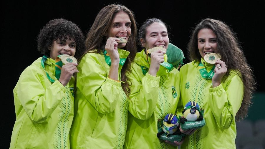 Equipe feminina de espada do Brasil, que conquistou o ouro no Pan